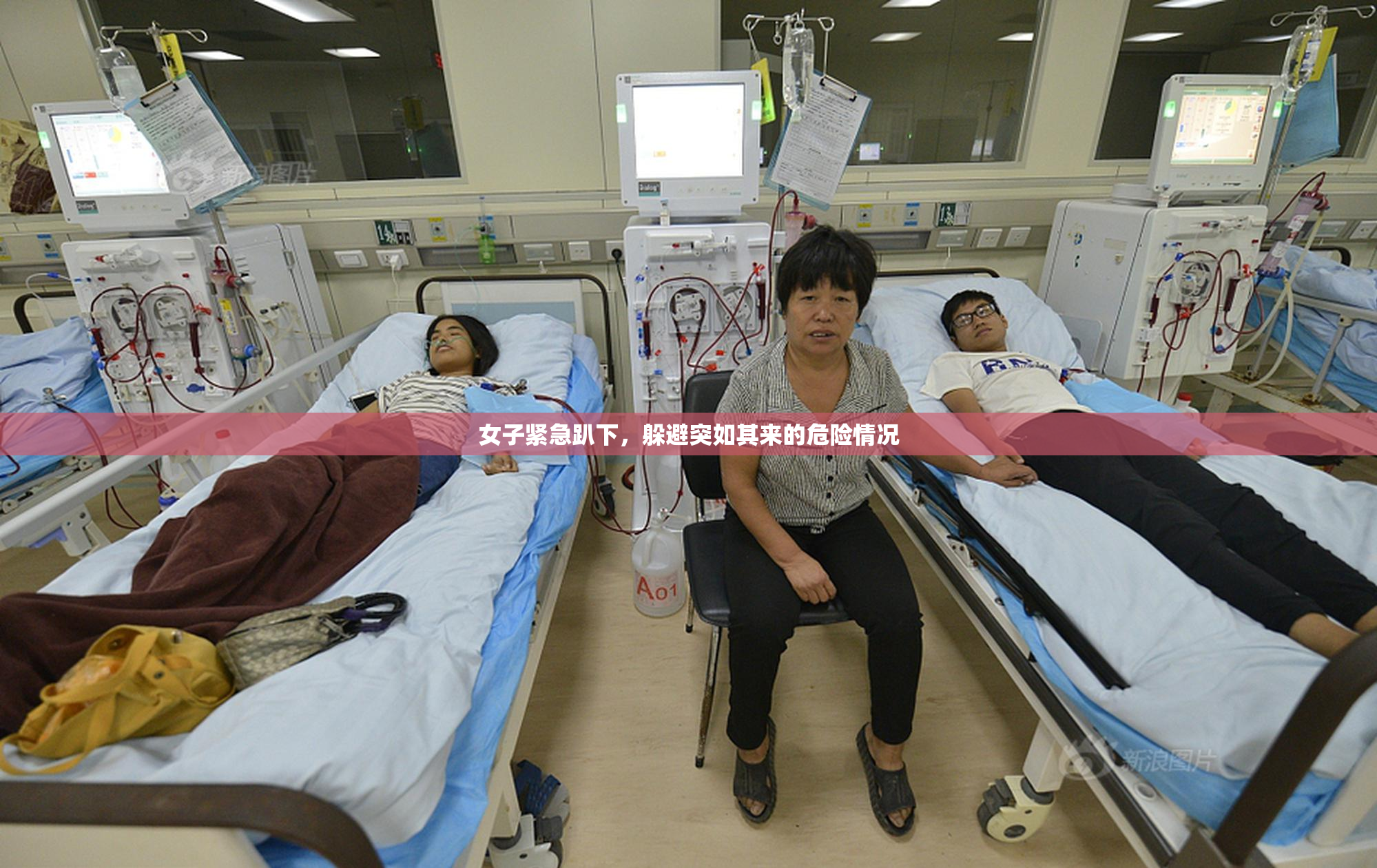 女子紧急趴下，躲避突如其来的危险情况